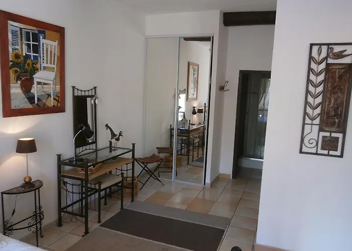 Maison De La Place * Saint-Chinian