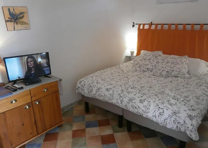 Maison De La Place * Saint-Chinian